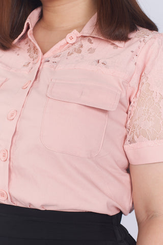 淡粉色蕾絲拼接彈力恤衫