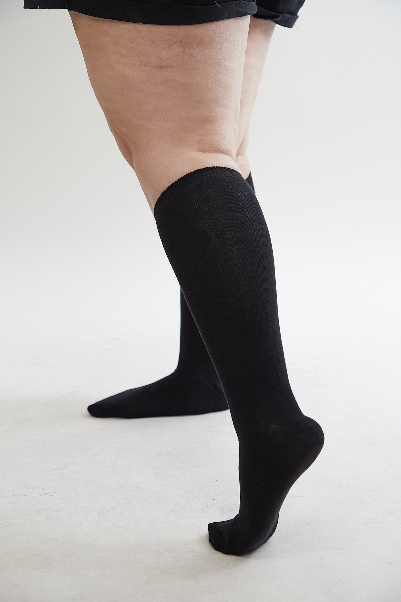 黑色棉質小腿襪