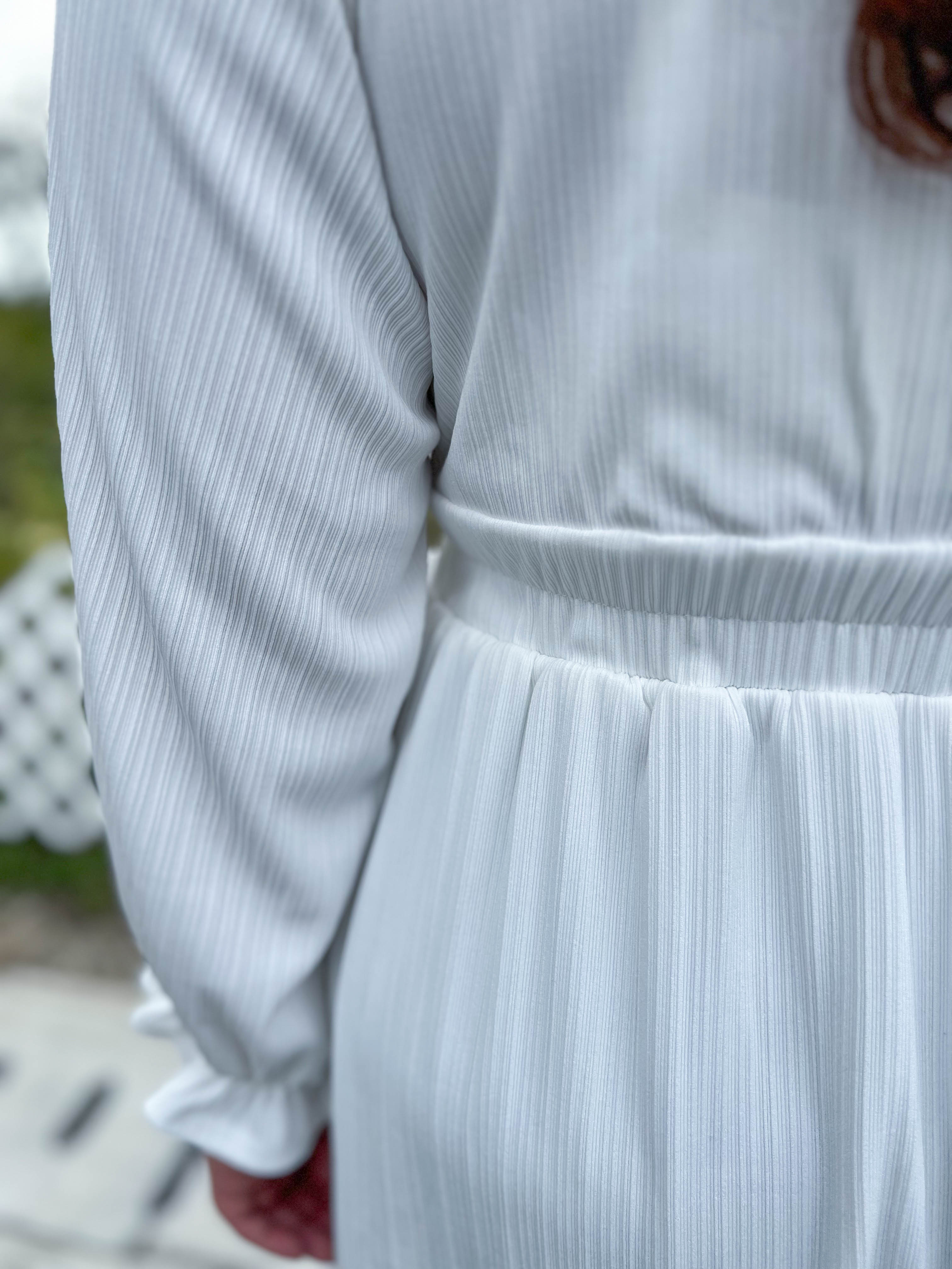 白色垂感坑紋連身裙